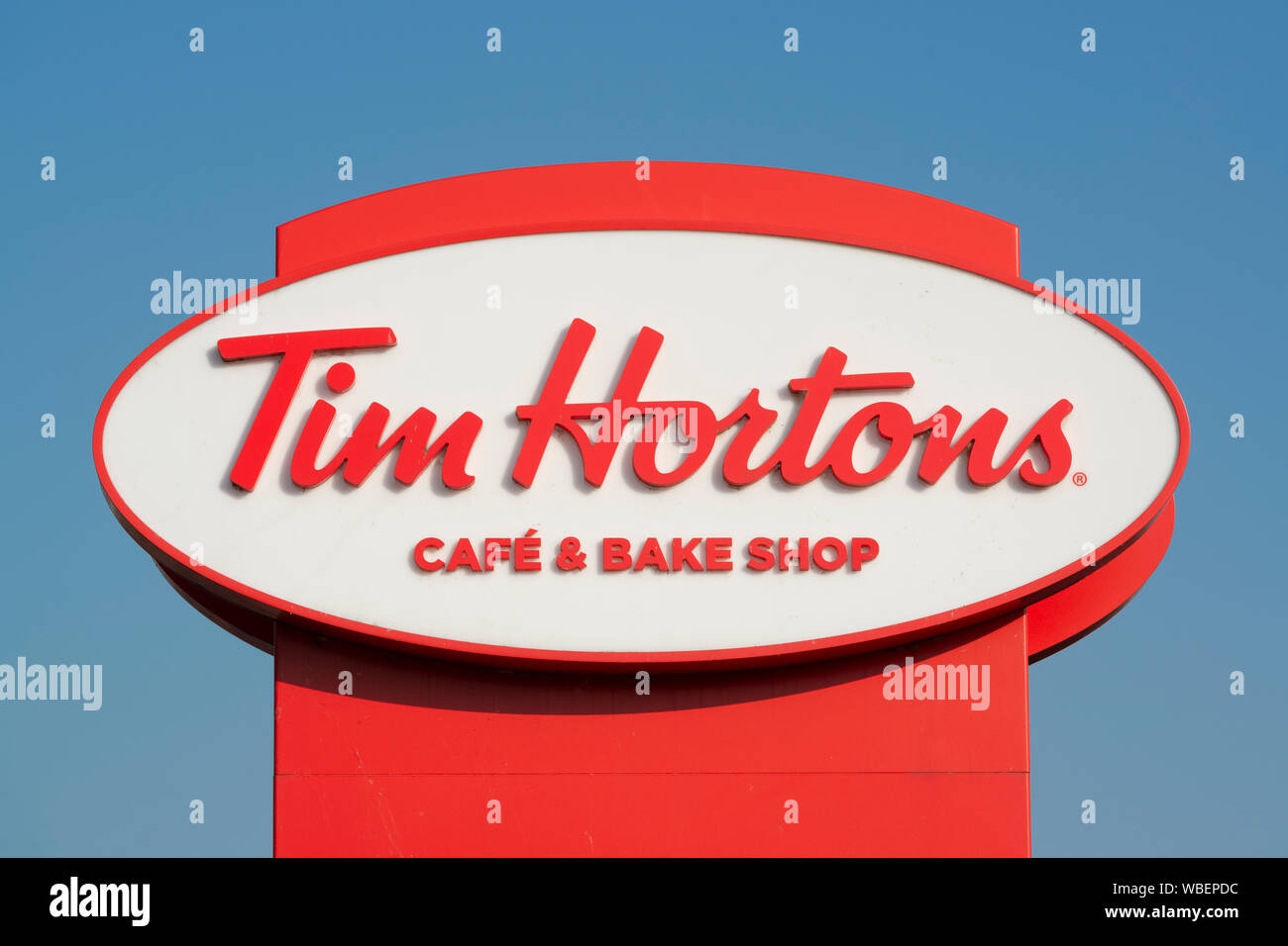 Signage zeigt einen Drive Thru Zweig der Tim Hortons Cafe und Bäckerei auf Bury New Road in Manchester, UK. Stockfoto