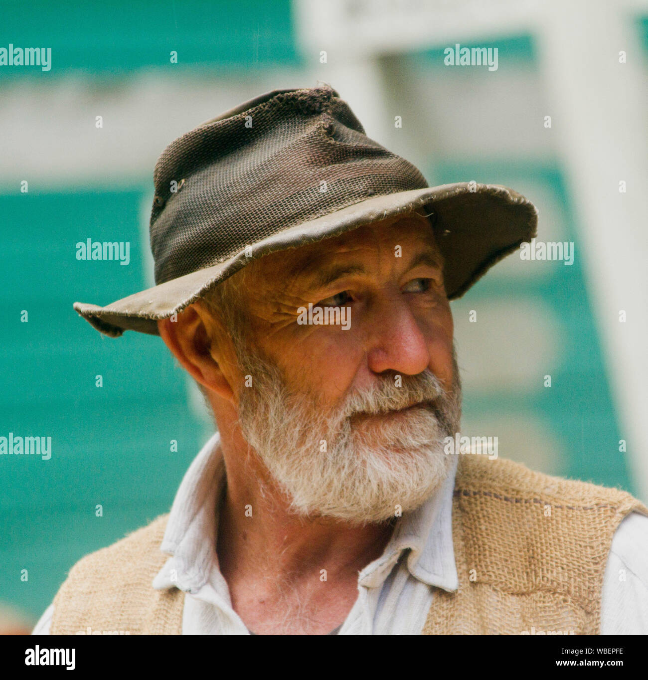 Portrait von Gesicht der älteren Mann mit grauem Bart und Schnurrbart und tragen zerschlagen hat Stockfoto