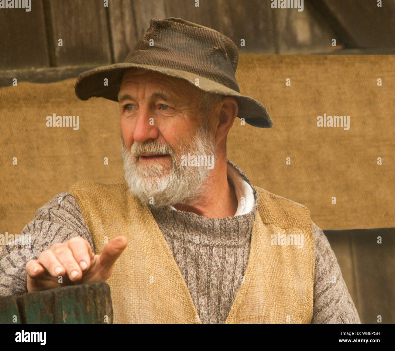 Portrait von Gesicht der älteren Mann mit grauem Bart und Schnurrbart und tragen zerschlagen hat Stockfoto