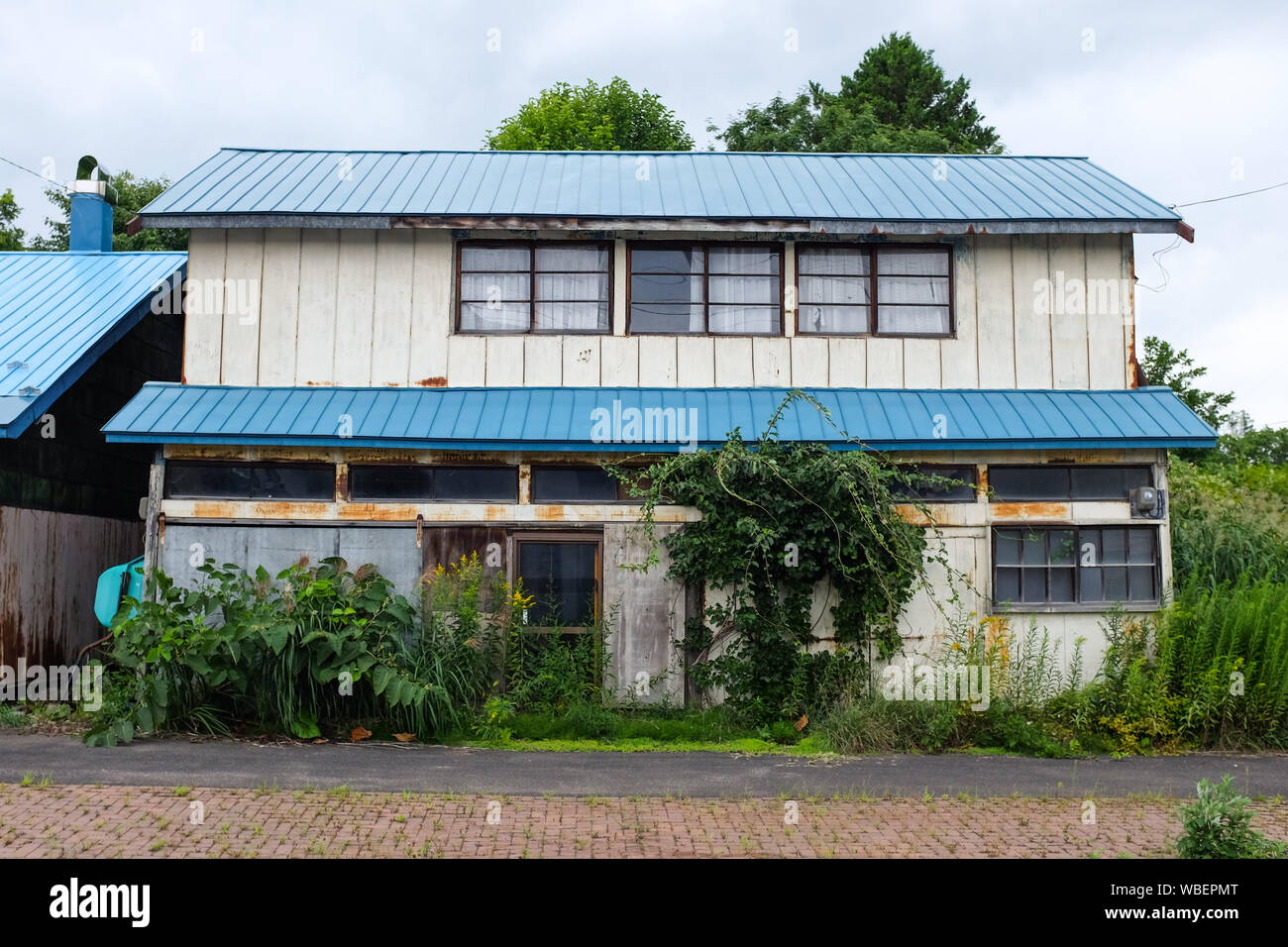 Alte Gebäude in der Stadt Yubari in der sorachi Der, Hokkaido, Japan. Im Jahr 2019 fotografiert. Stockfoto