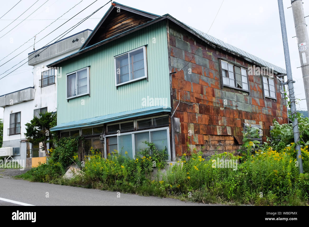 Alte Gebäude in der Stadt Yubari in der sorachi Der, Hokkaido, Japan. Im Jahr 2019 fotografiert. Stockfoto