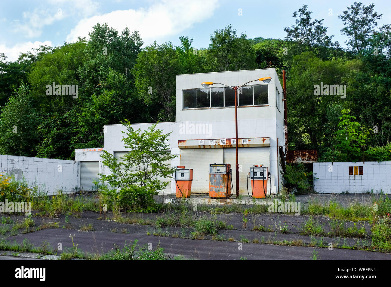 Alte Gebäude in der Stadt Yubari in der sorachi Der, Hokkaido, Japan. Im Jahr 2019 fotografiert. Stockfoto