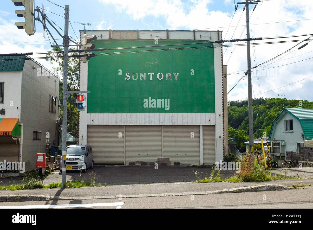 Ein altes Suntory Gebäude in der Nähe von Yubari in Hokkaido, Japan. Stockfoto