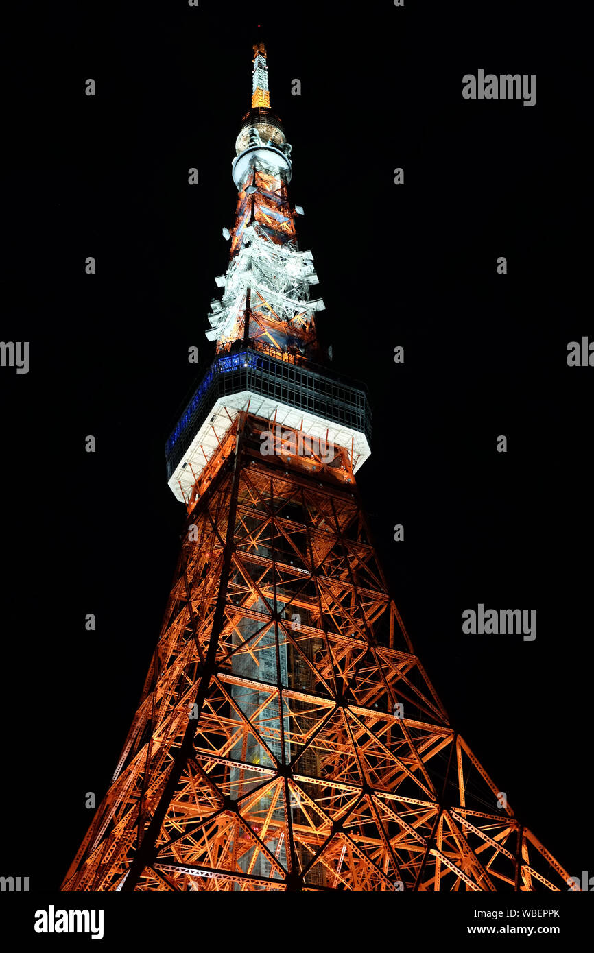 Der Tokyo Tower bei Nacht. Stockfoto