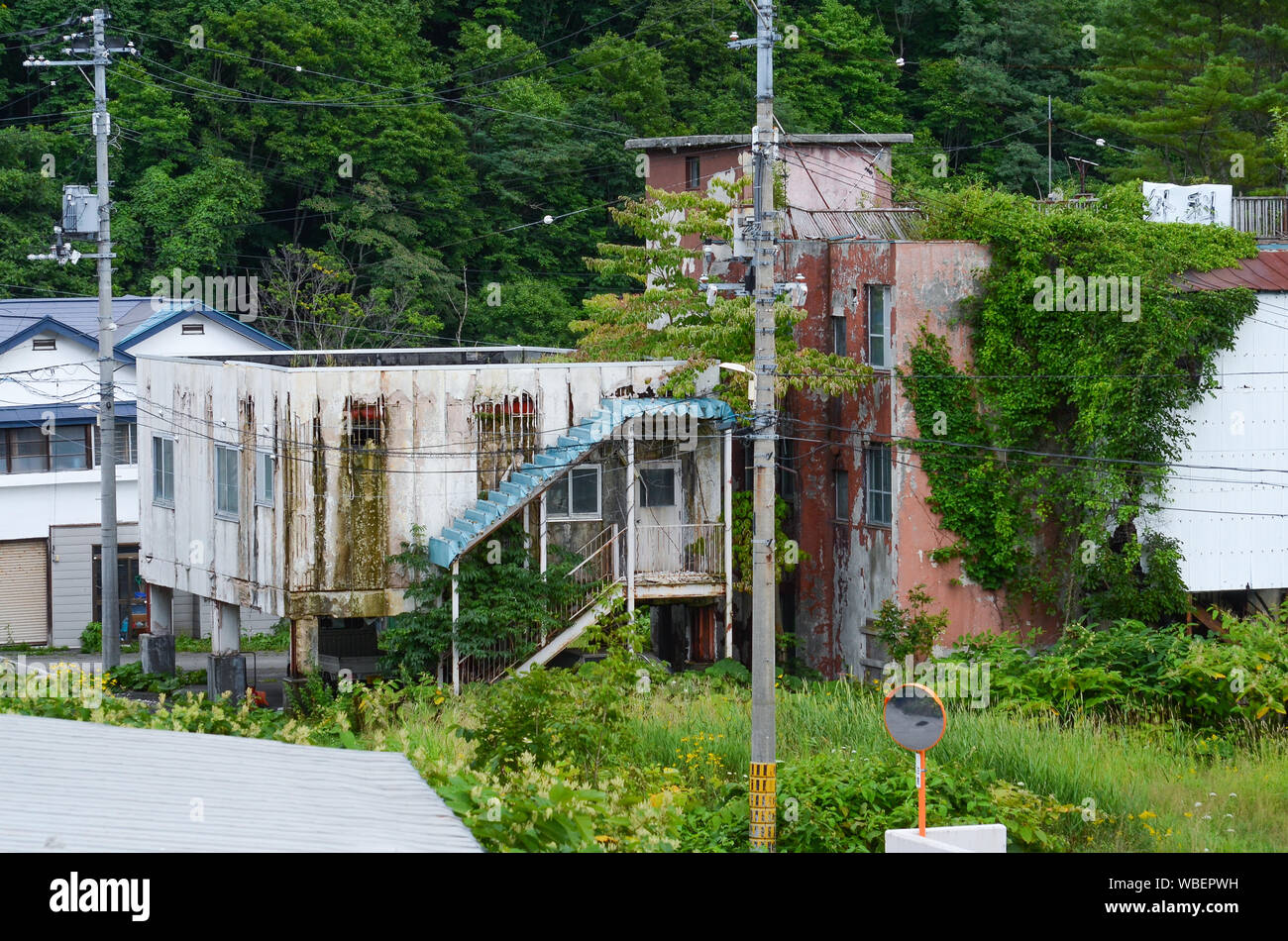 Alte Gebäude in der Stadt Yubari in der sorachi Der, Hokkaido, Japan. Im Jahr 2019 fotografiert. Stockfoto