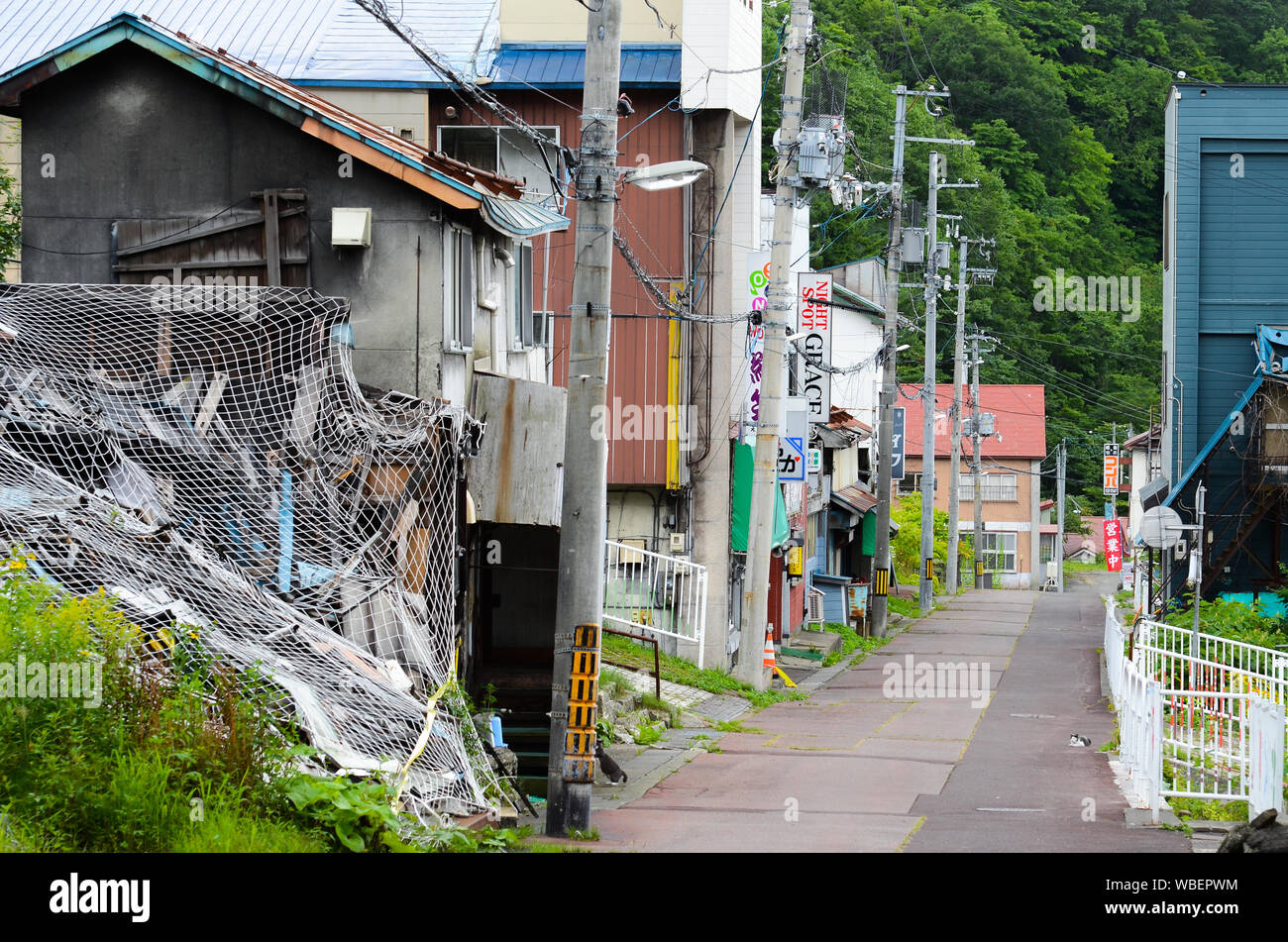 Alte Gebäude in der Stadt Yubari in der sorachi Der, Hokkaido, Japan. Im Jahr 2019 fotografiert. Stockfoto