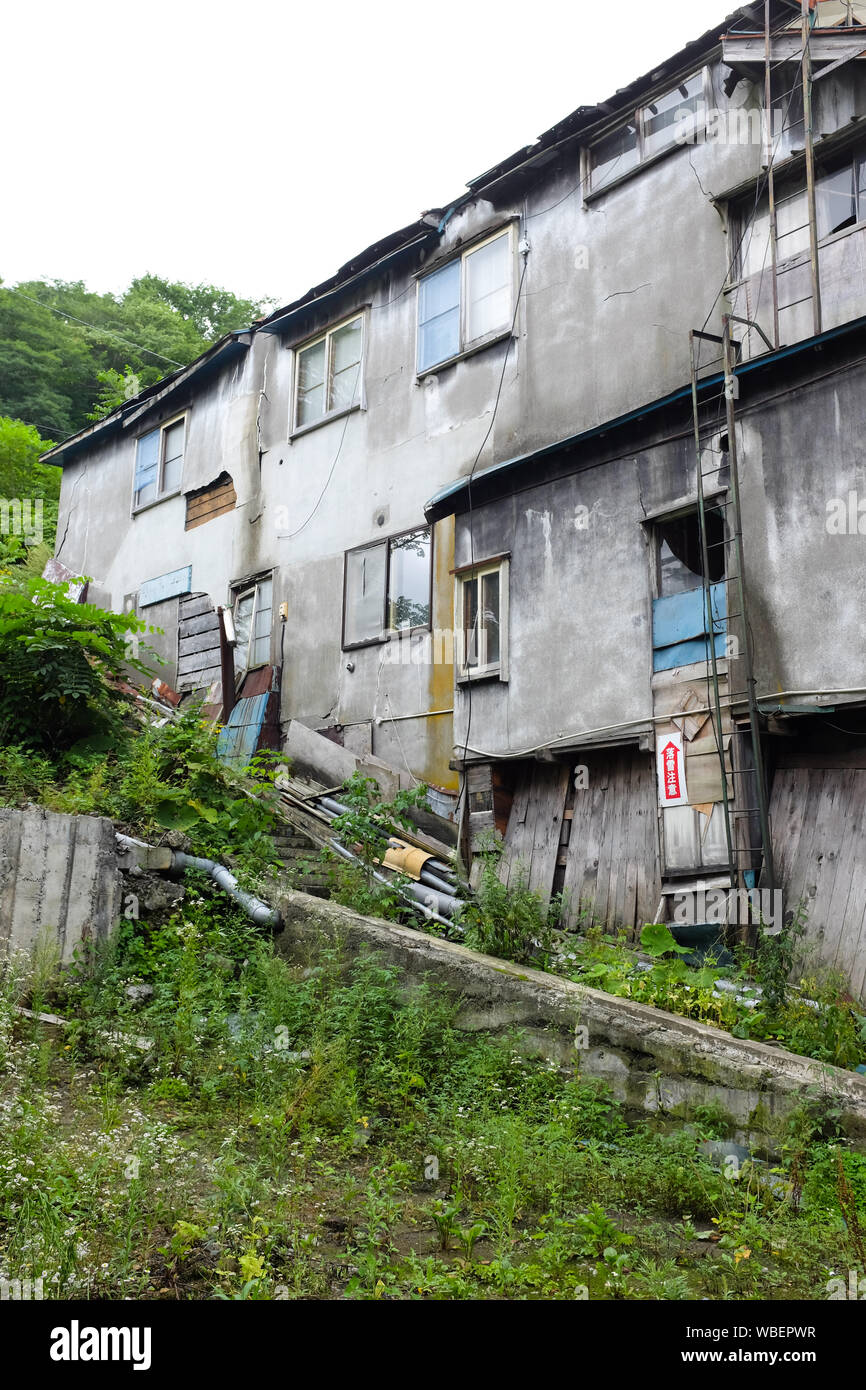 Alte Gebäude in der Stadt Yubari in der sorachi Der, Hokkaido, Japan. Im Jahr 2019 fotografiert. Stockfoto