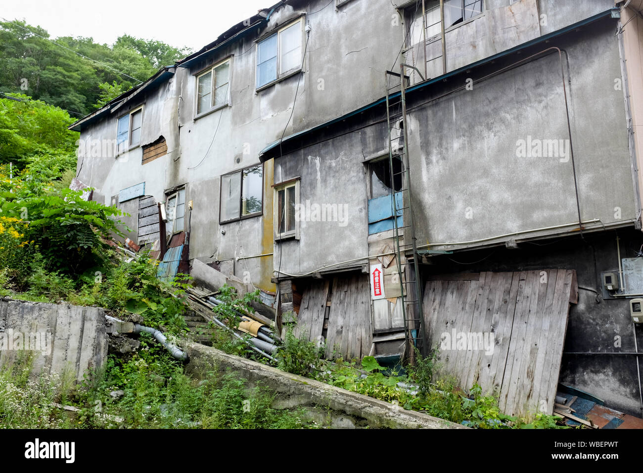 Alte Gebäude in der Stadt Yubari in der sorachi Der, Hokkaido, Japan. Im Jahr 2019 fotografiert. Stockfoto