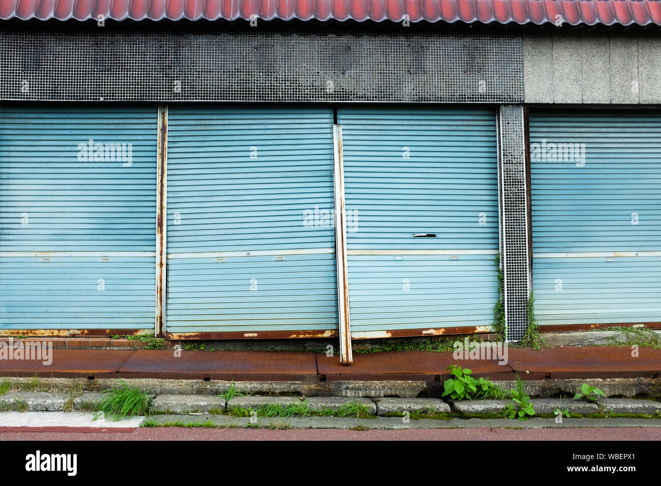 Alte Gebäude in der Stadt Yubari in der sorachi Der, Hokkaido, Japan. Im Jahr 2019 fotografiert. Stockfoto