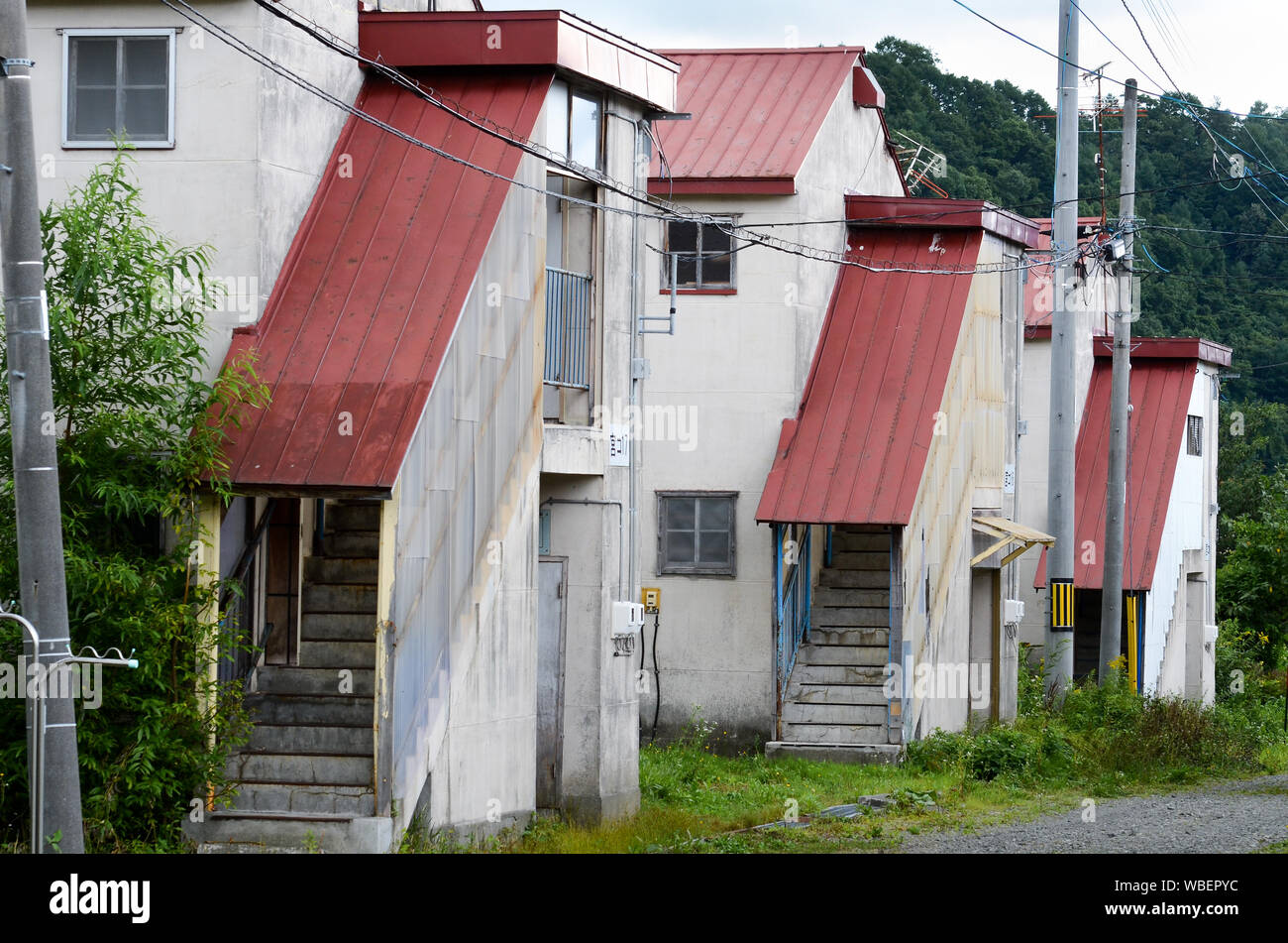 Alte Gebäude in der Stadt Yubari in der sorachi Der, Hokkaido, Japan. Im Jahr 2019 fotografiert. Stockfoto