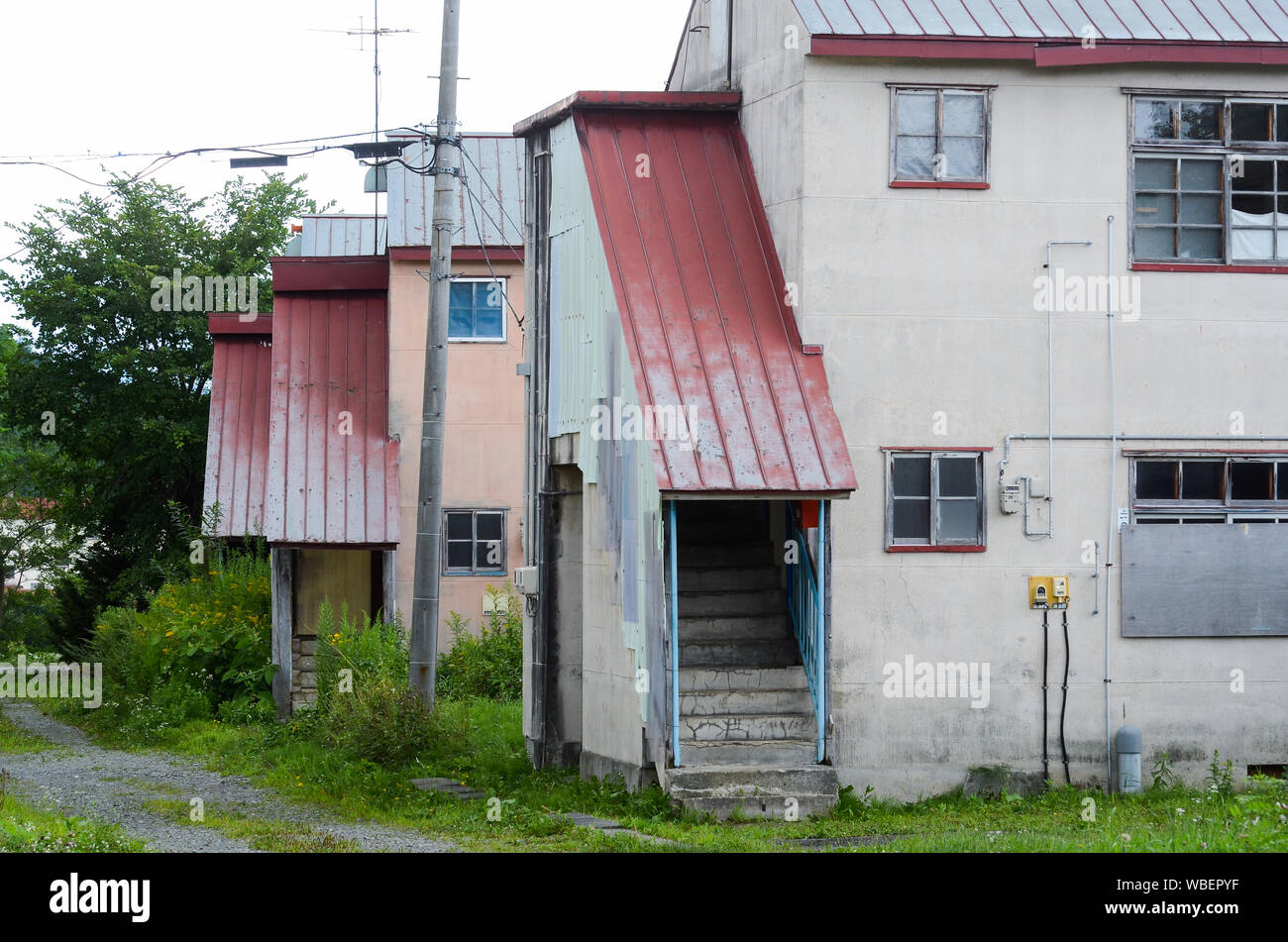 Alte Gebäude in der Stadt Yubari in der sorachi Der, Hokkaido, Japan. Im Jahr 2019 fotografiert. Stockfoto