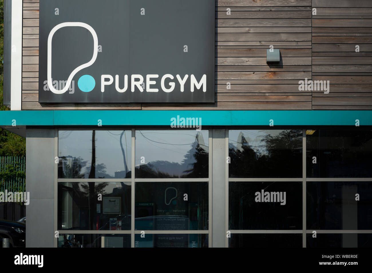 Ein Zweig der PureGym Health Club auf Bury New Road in Manchester, UK. Stockfoto