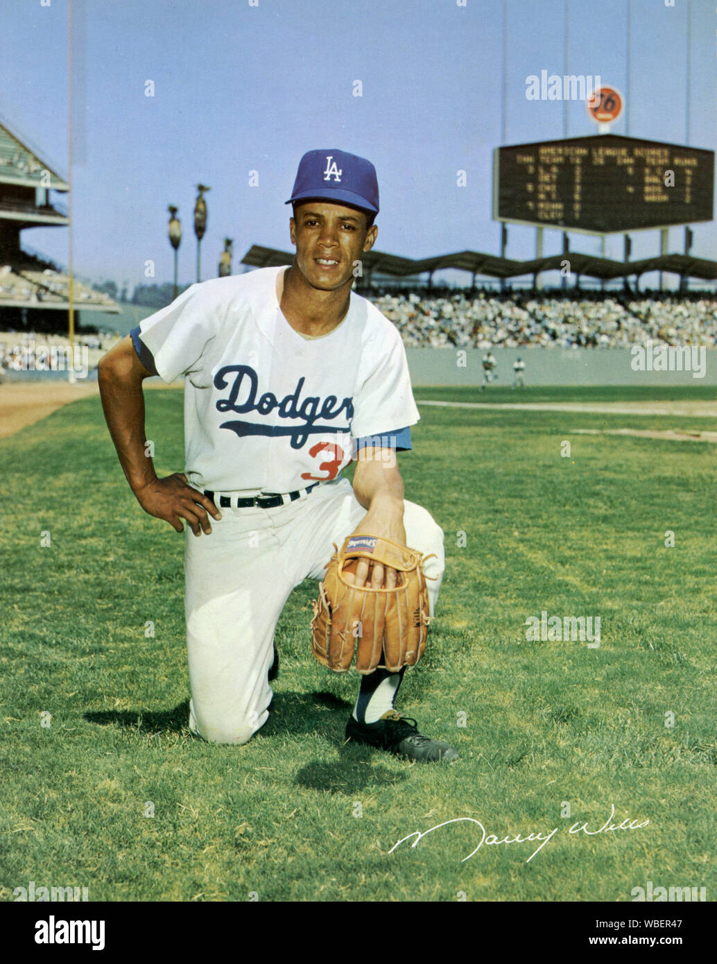 Maury Wills, der Stern shortstop für die Los Angeles Dodgers während der 1960er für ein Erinnerungsfoto auf dem Gebiet des neu eröffneten Dodger Stadium ca. 1962 Posen. Stockfoto