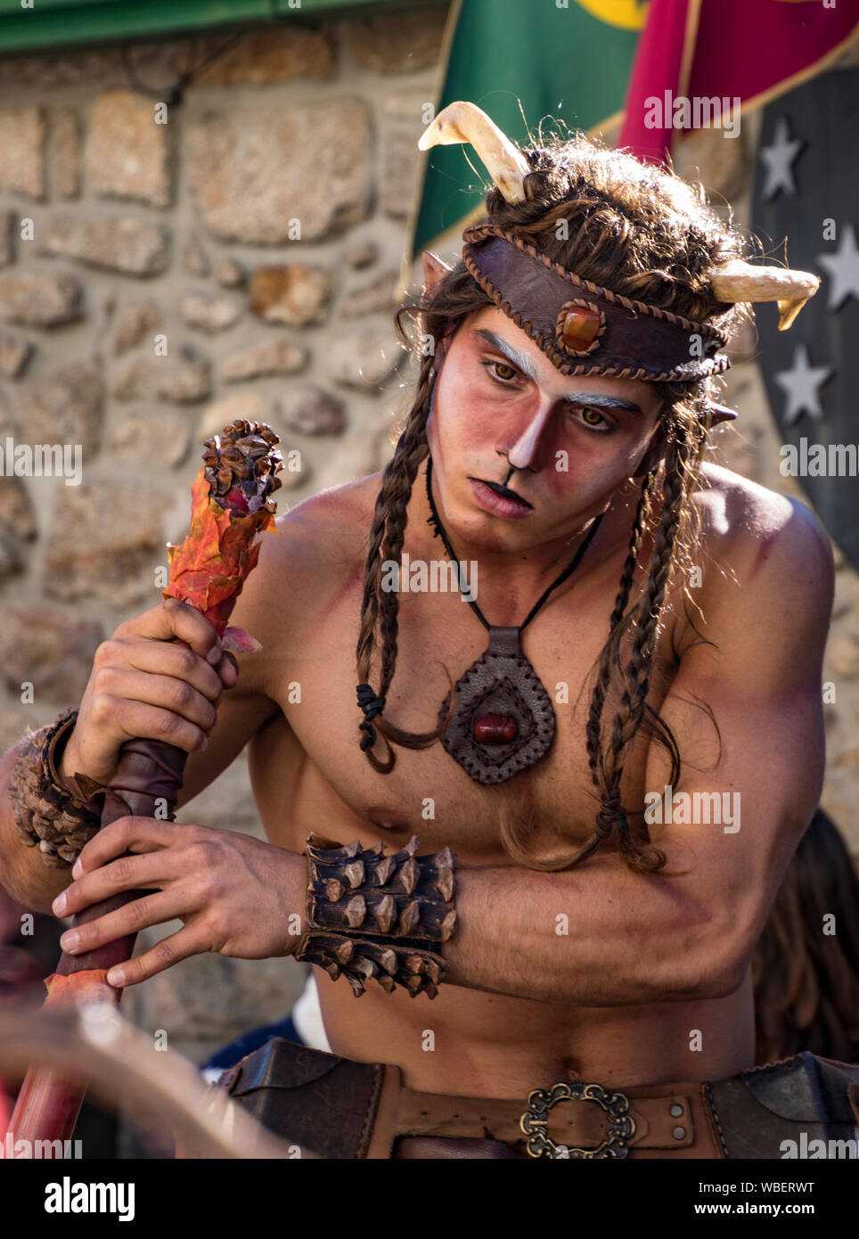 Penedono, Portugal - 1 Juli, 2017 - Mann, gekleidet wie ein Satyr blickt mit hypnotischen inteest in einem nahe gelegenen numph in jährlichen Mittelalterliche Messe Stockfoto