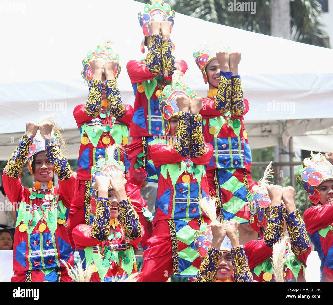 Davao City, Philippines-August 2014: Kadawayan streetdancing Teilnehmer eine Choreografierte Performance auf der Straße tun. Augus Kadayawan gefeiert wird. Stockfoto