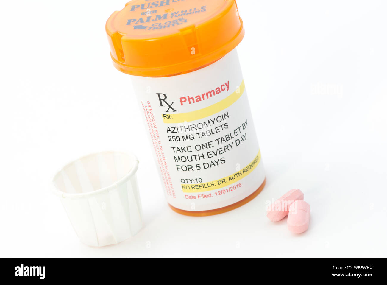 Azithromycin Verordnungflasche mit Medizin-Cup. Label von Fotograf erstellt. Stockfoto