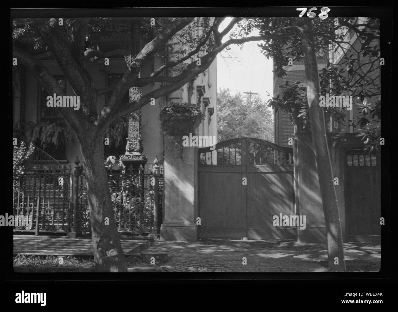 Tor zwischen zwei Gebäuden, New Orleans, Porträt Foto Abstract / Medium: Genthe, Arnold, 1869-1942, Fotograf. Stockfoto