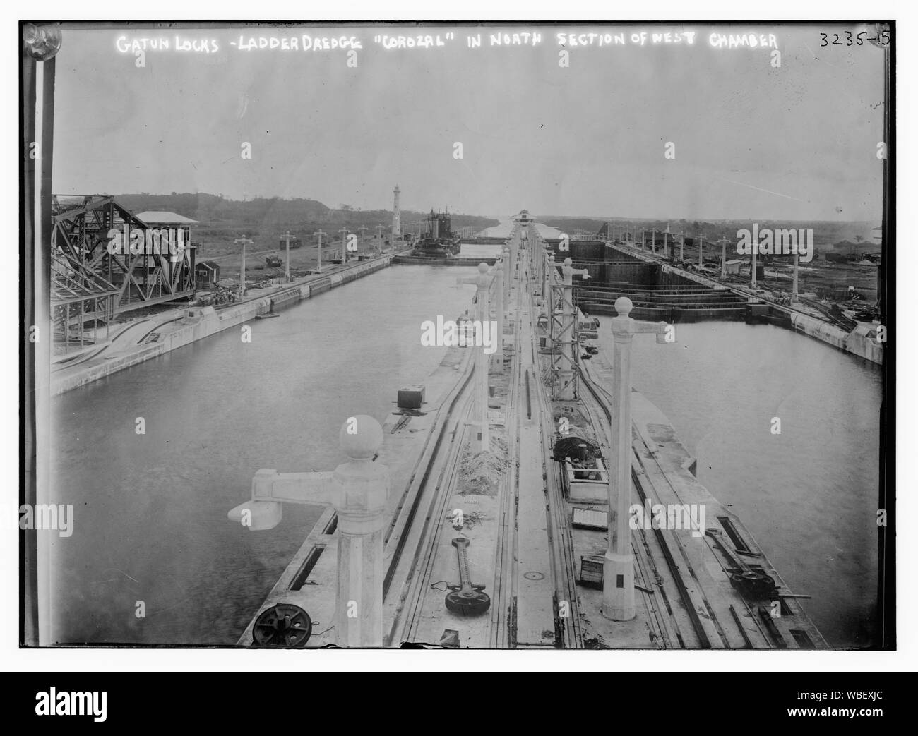 Gatun Locks -- Leiter Bagger COROZAL in N. Abschnitt von W. Kammer Abstract / Medium: 1 Negativ: Glas; 5 x 7 in. oder kleiner. Stockfoto