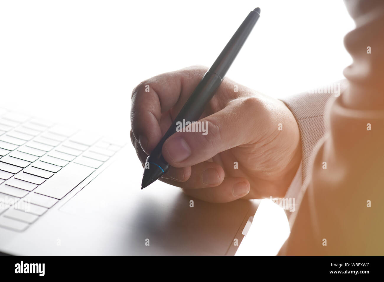 Business mann Zeichen Dokument auf Laptop mit Touch Pen Stockfoto