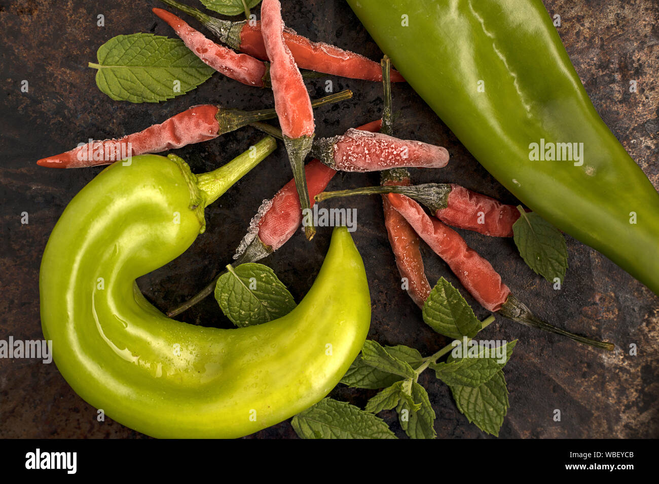 Ein overhead Shot der sortierten Paprika und Pfefferminze Blätter. Stockfoto