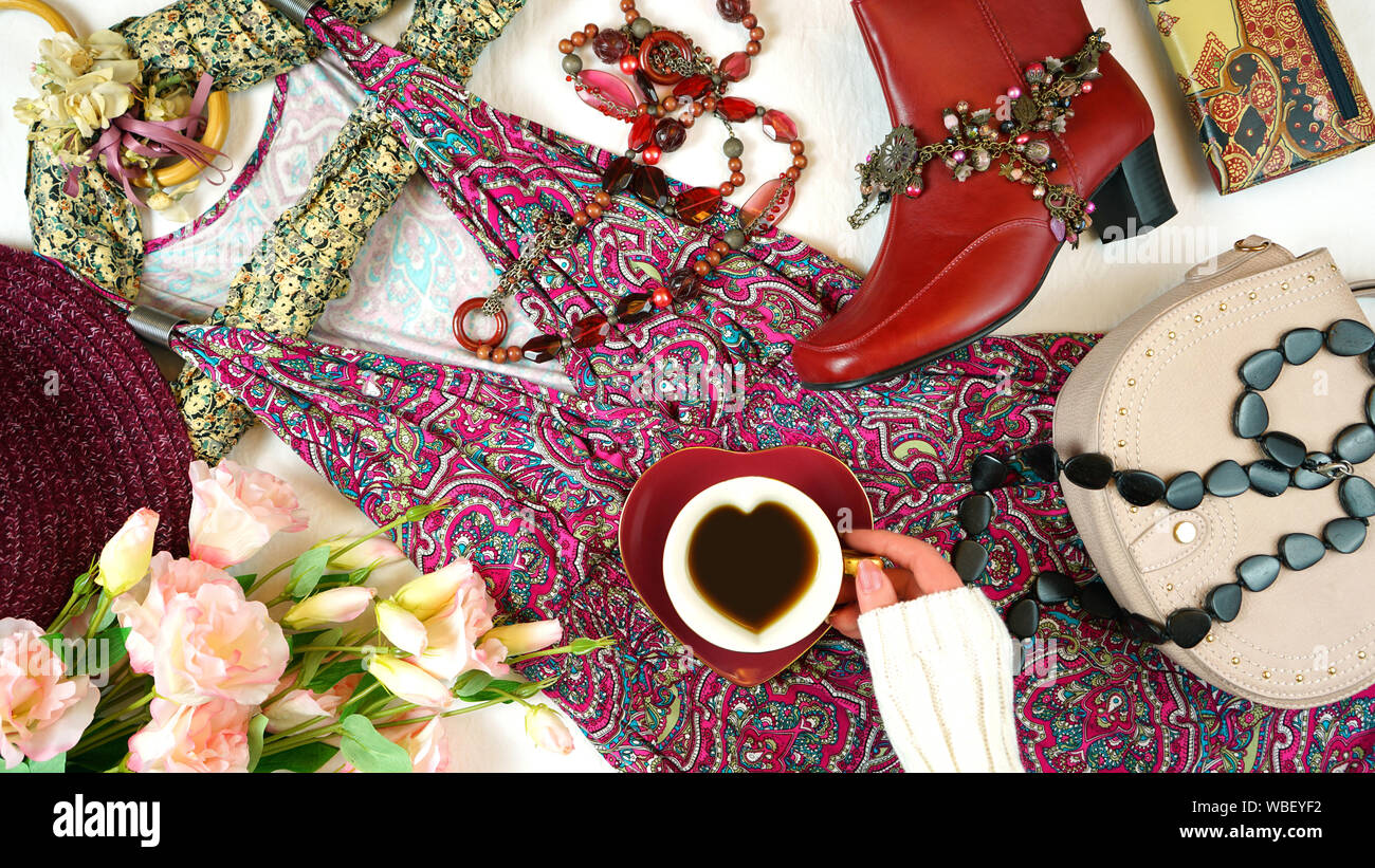 Im trend Boho Chic style Fashion layout Flach mit Rot Rosa geblümten Sommerkleid und Zubehör. Stockfoto