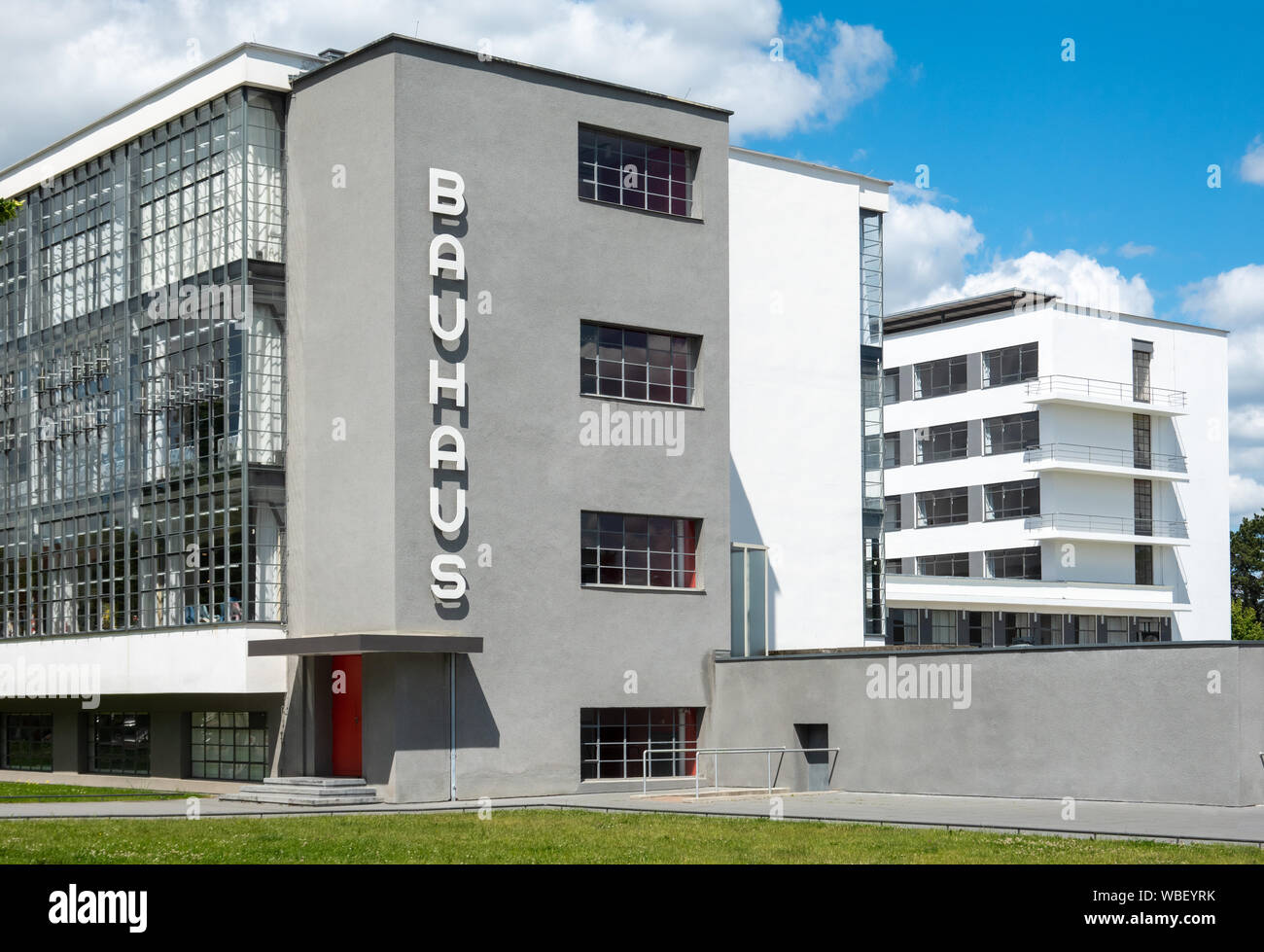 Bauhaus Dessau Exterieur. Das Bauhausgebäude in Dessau, 1925 von Walter Gropius 1926 konzipiert. Unesco-Weltkulturerbe. Stockfoto