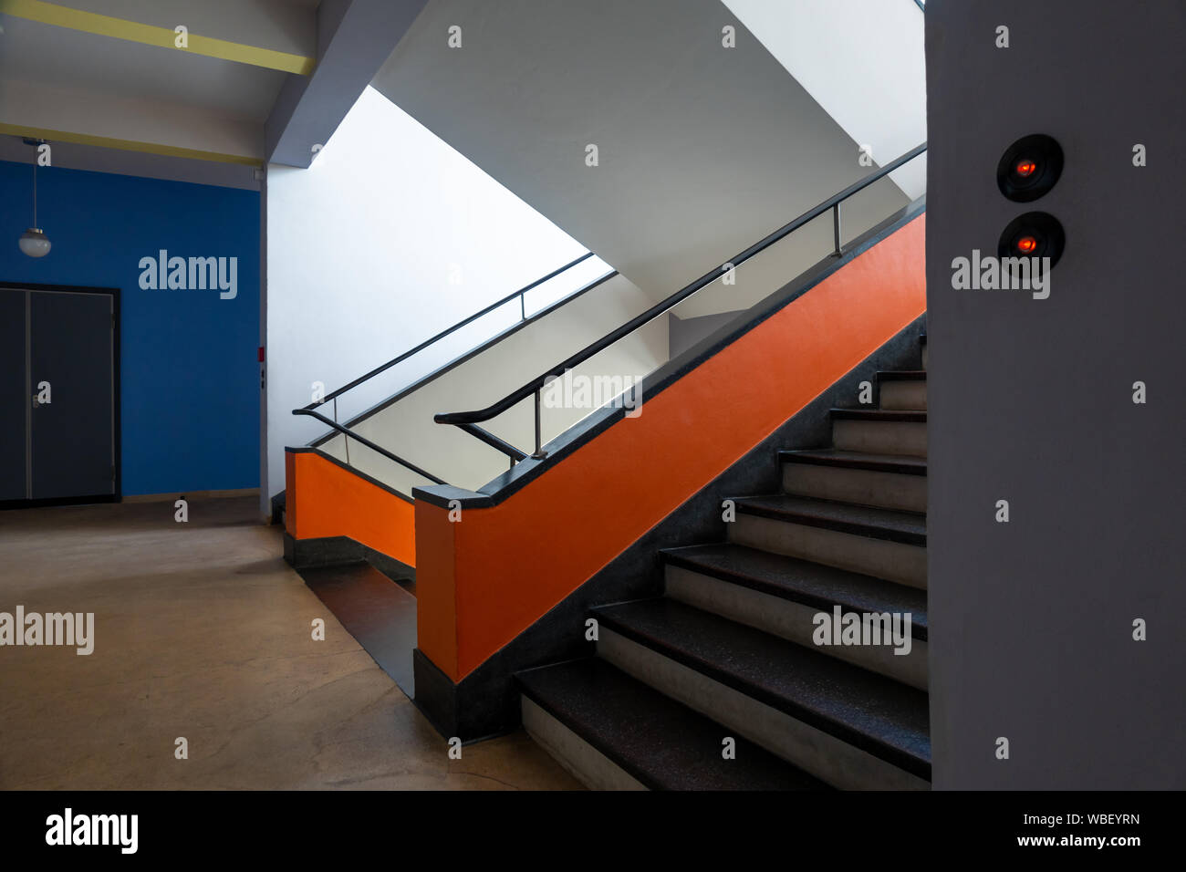 Bauhaus Dessau Interieur. Treppen Treppe im Bauhaus Dessau Deutschland. Von Walter Gropius entworfen. Restauriert ursprünglichen Farben. Stockfoto