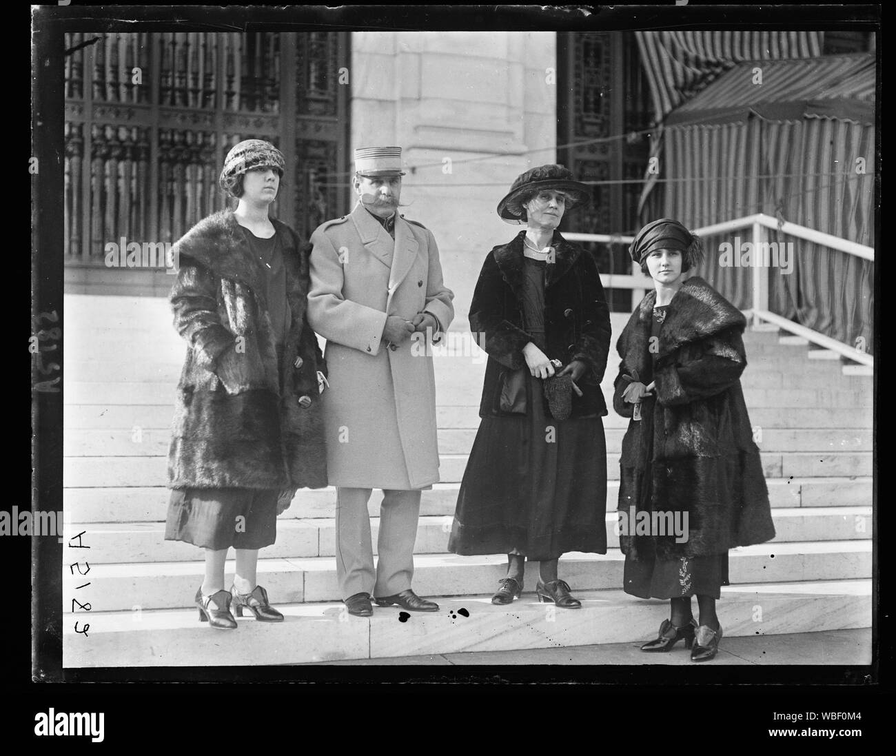 Gen. Dumo [...] und Frau und Töchter bei Neujahrsempfang im Pan Amer. Geb.. Abstract / Medium: 1 Negativ: Glas; 4 x 5 in. oder kleiner Stockfoto