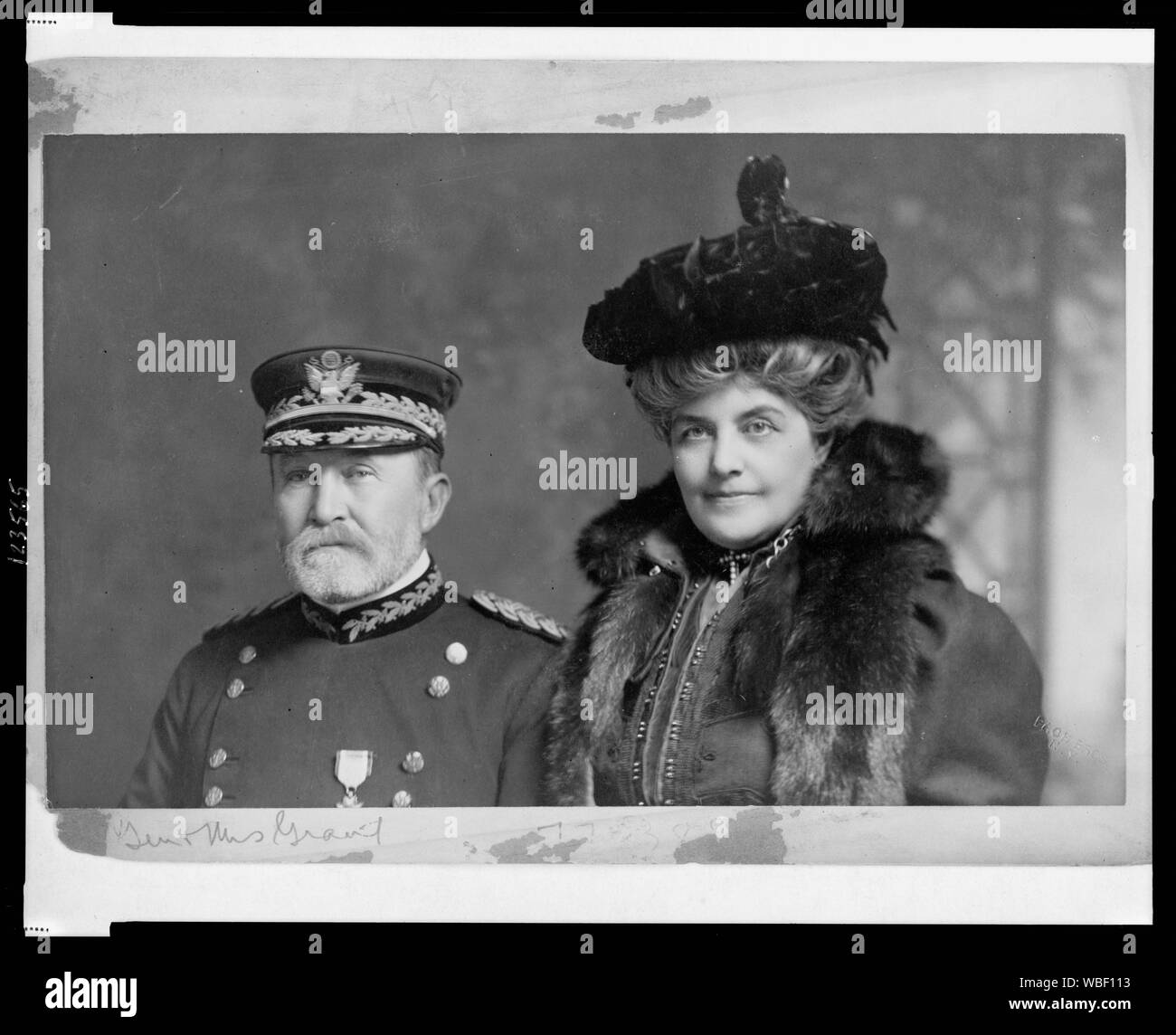 Gen. Frederick Dent gewähren, mit Kopf und Schultern im Porträt, Blick leicht nach links, in Uniform, mit seiner Frau Abstract / Medium: 1 Fotoabzug. Stockfoto