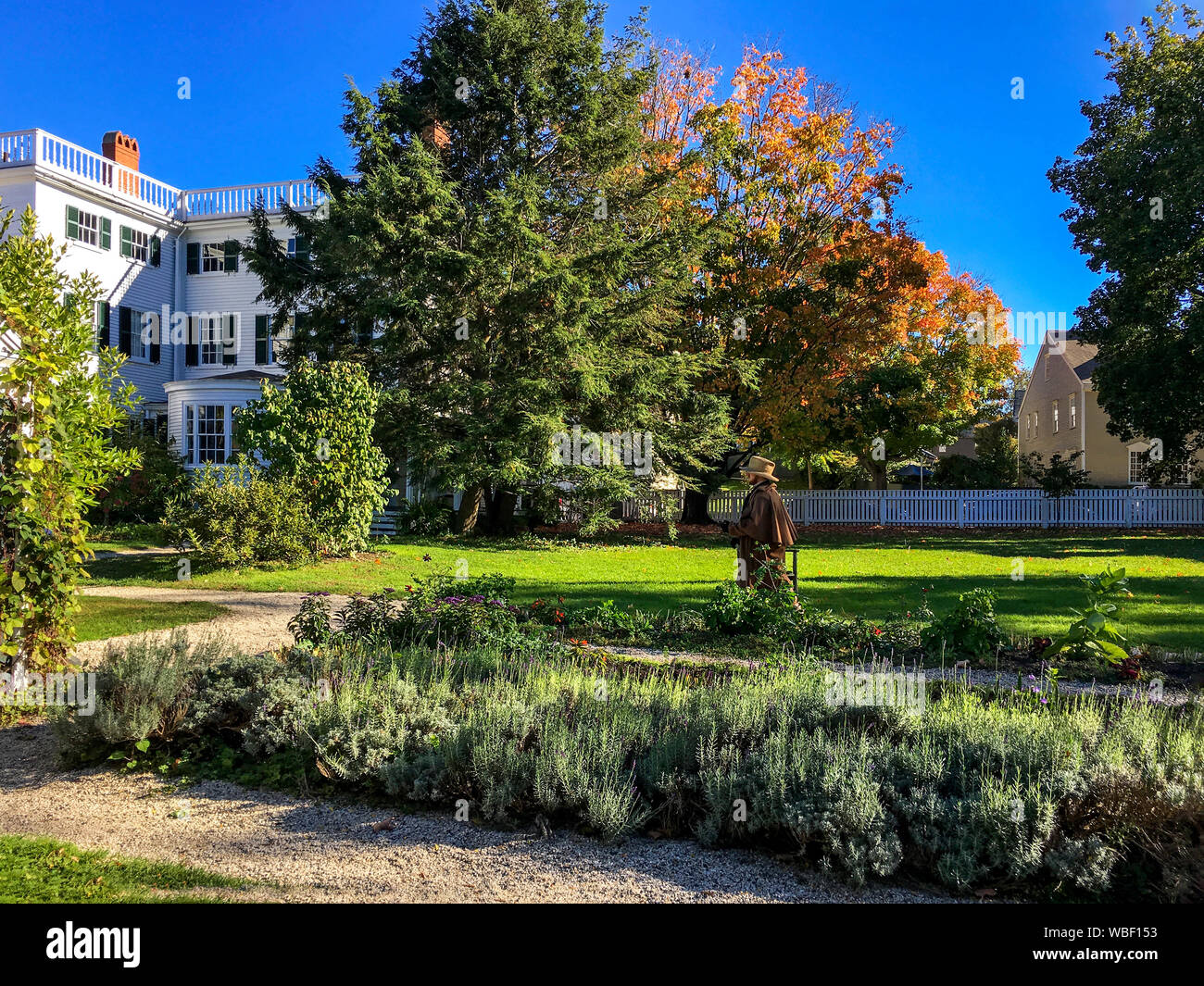 Portsmouth, NH/USA - 16.Oktober 2018: Historische Rollenspieler in historischen Kostümen gekleidet, trug einen Mantel, Spaziergänge auf dem Gelände des Strawbery Banke. Stockfoto