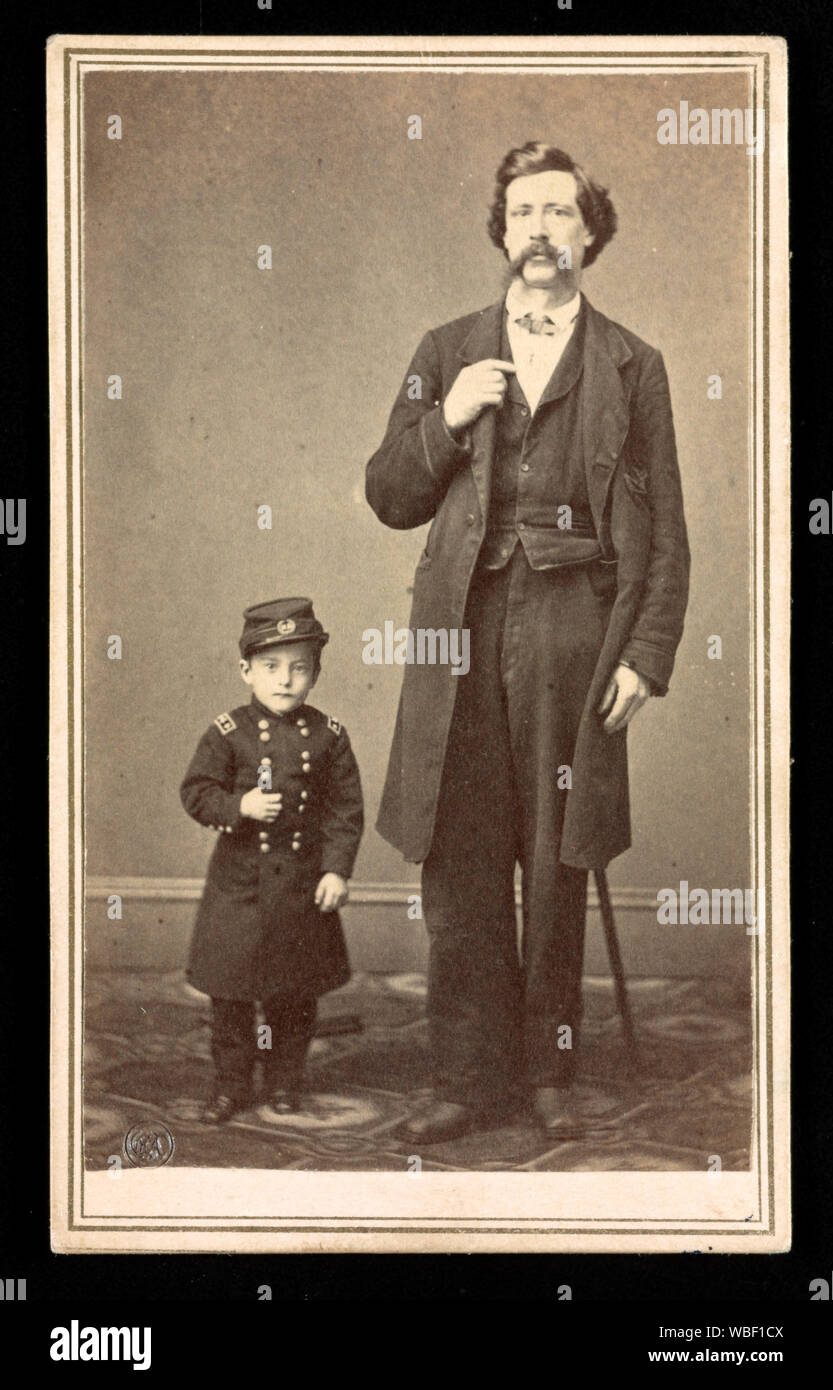 Gen. Grant, Jr. Die kleinste lebende Mensch, 13 Jahre alt, 23 ins. hoch und wiegt 18 1-2 lbs, als er Barnum Museum, New York/Foto. Von Stacy, 691 Broadway erschienen. Abstract / Medium: 1 Foto: albumen Print auf der Karte mount;10 x 6 cm (carte de visite Format) Stockfoto