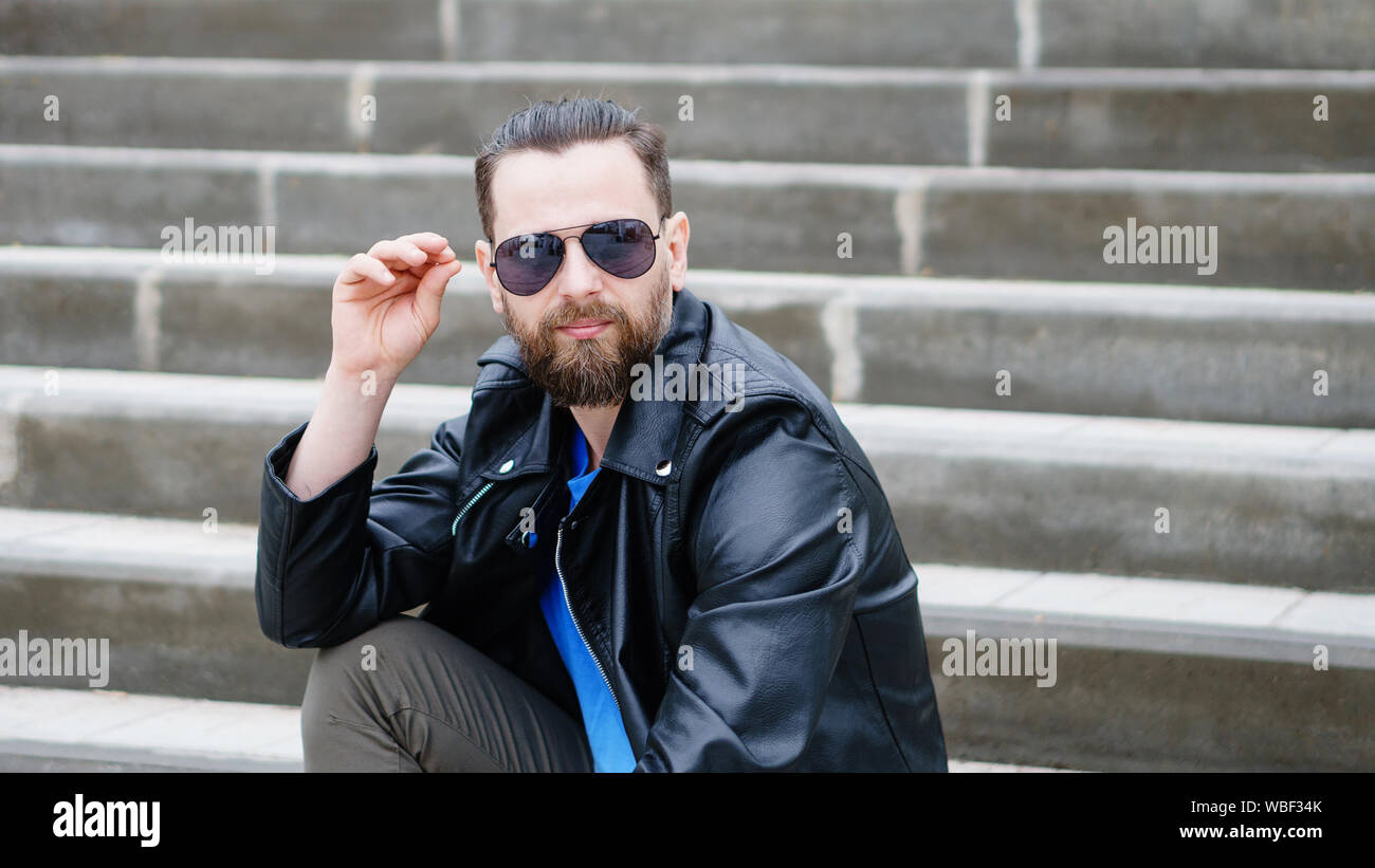 Mode Porträt junger bärtiger Mann. Stattliche hipster Kerl in Sonnenbrille posing Stockfoto