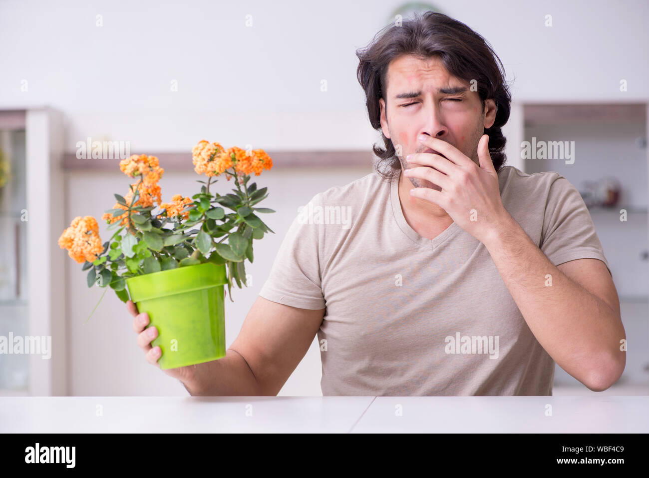 Der junge Mann leidet unter Allergien Stockfoto