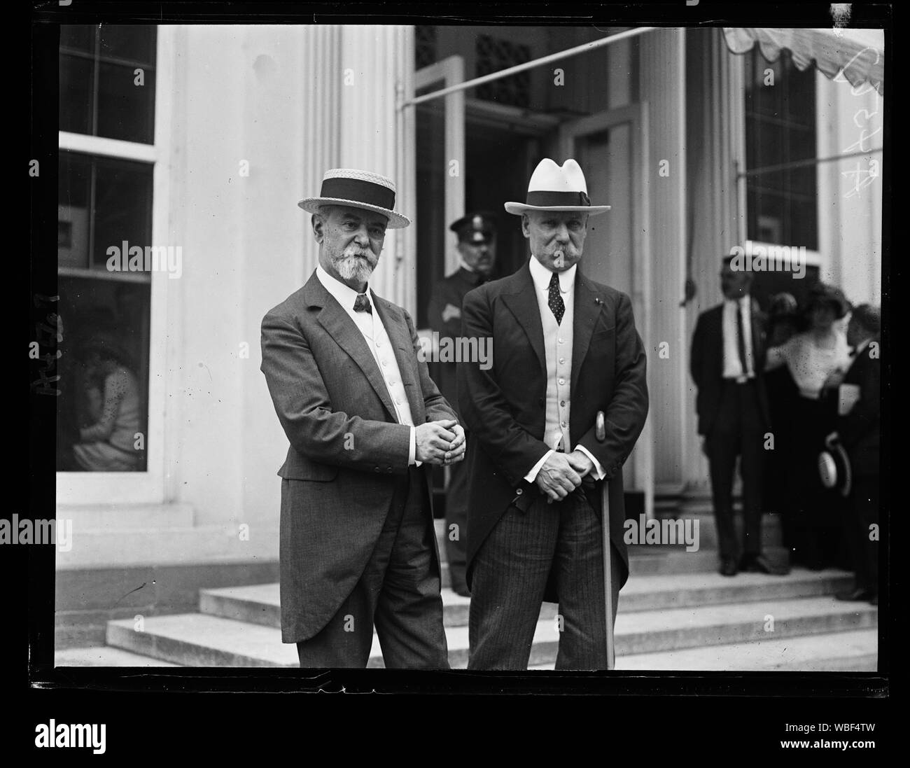 Gen. Taufflieb, ehemaliger Kommandant der französischen Armeen (rechts) am Weißen Haus namens mit Botschafter Jules Jusserand Abstract / Medium: 1 Negativ: Glas; 4 x 5 in. oder kleiner Stockfoto