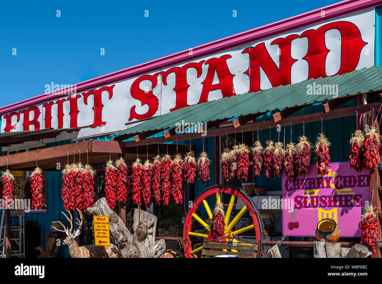 New Mexico rote Chile ristras für Verkauf an einem strassenrand Obststand in der Hondo Tal, Lincoln County. Stockfoto