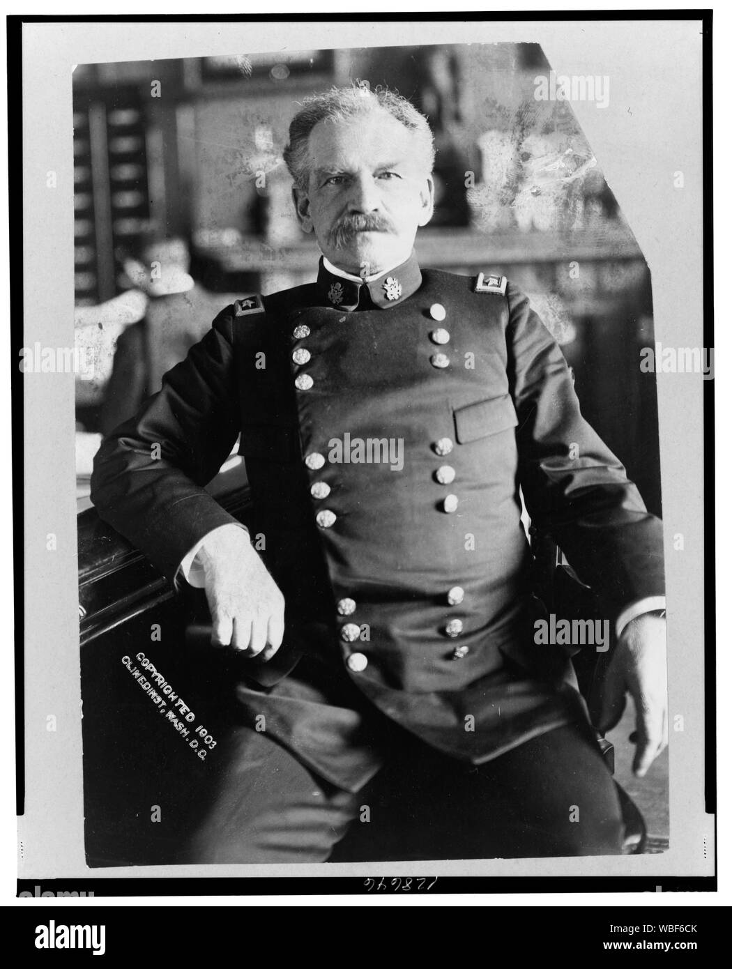 Allgemeine Adna R. Chaffee, drei-viertel länge Porträt, das Tragen von Uniformen, im Büro sitzt, nach vorne Abstract / Medium: 1 Fotoabzug. Stockfoto