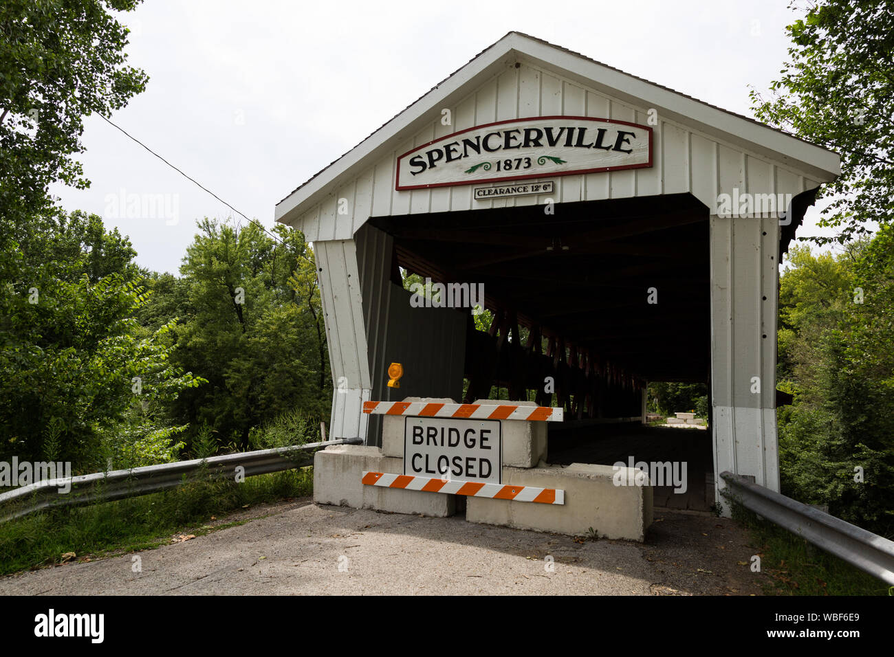 Eine historische überdachte Brücke aus dem Jahr 1873, die wegen Reparaturarbeiten geschlossen wurde, überspannt den St. Joseph River in Spencerville, Indiana, USA. Stockfoto