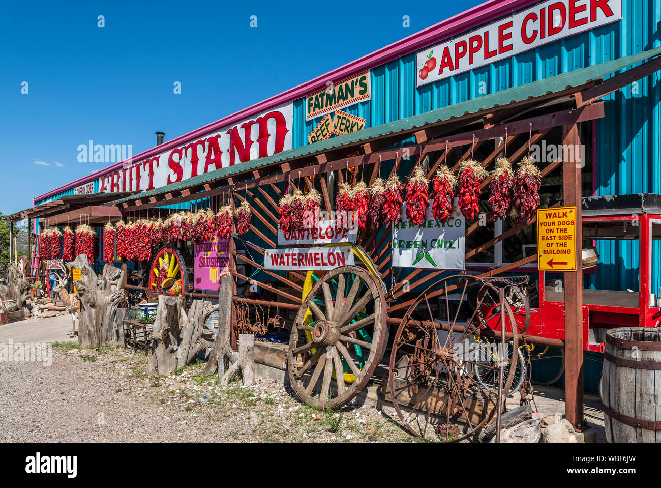 New Mexico rote Chile ristras für Verkauf an einem strassenrand Obststand in der Hondo Tal, Lincoln County, in der Nähe von Ruidoso, New Mexico, USA Stockfoto