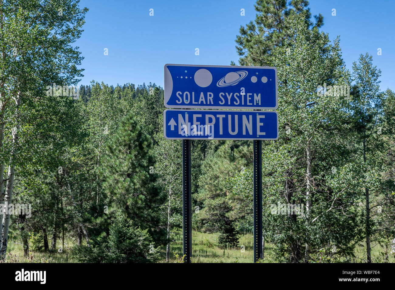 Sonnenfleck Scenic Byway-Zeichen auf State Road 6563 markieren Lage der Planeten von der Sonne im Verhältnis zu Solar Observatory Entfernung von Cloudcroft, NM Stockfoto