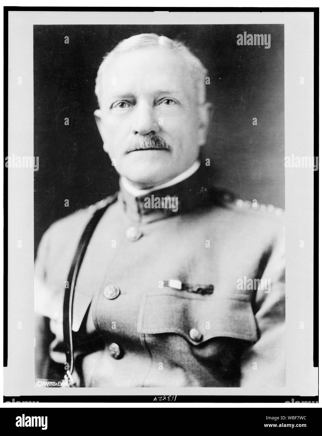 General John Joseph Pershing, Kopf und Schultern im Porträt, nach vorne, in Uniform Abstract / Medium: 1 Fotoabzug. Stockfoto