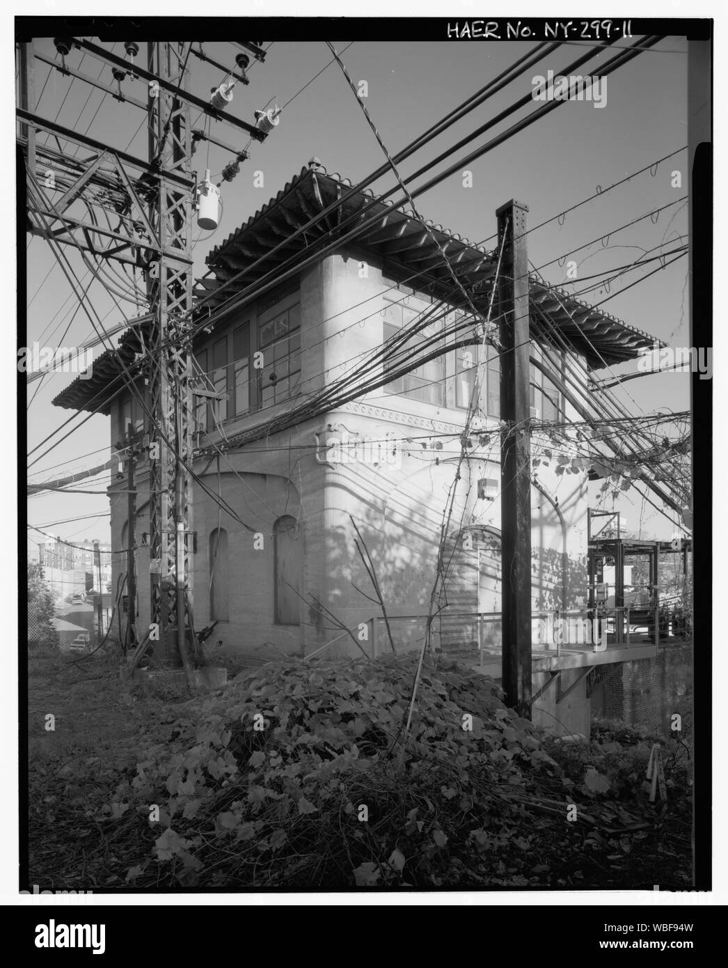 Allgemeine Ansicht von Shell Verriegelung Tower, West- und Südfassade, Ansicht von Eisenbahn, nach Nordosten. - New York, New Haven, Hartford Railroad, Shell Verriegelung Tower, New Haven Milepost 16, ca. 100 fühlen sich östlich von New Rochelle, New Rochelle, Westchester County, NY Stockfoto