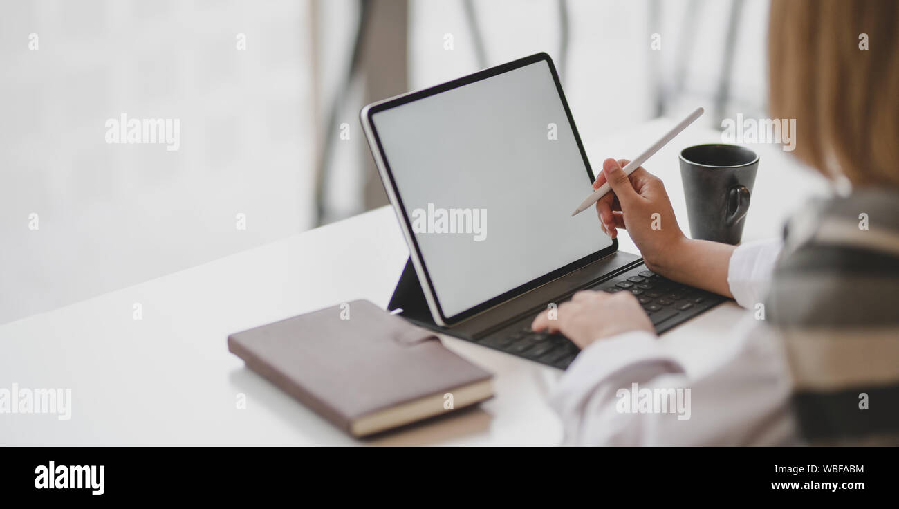 Junge professionelle Geschäftsfrau schreiben Ihre Idee über die Konzepte in der leere Bildschirm Tablet Stockfoto