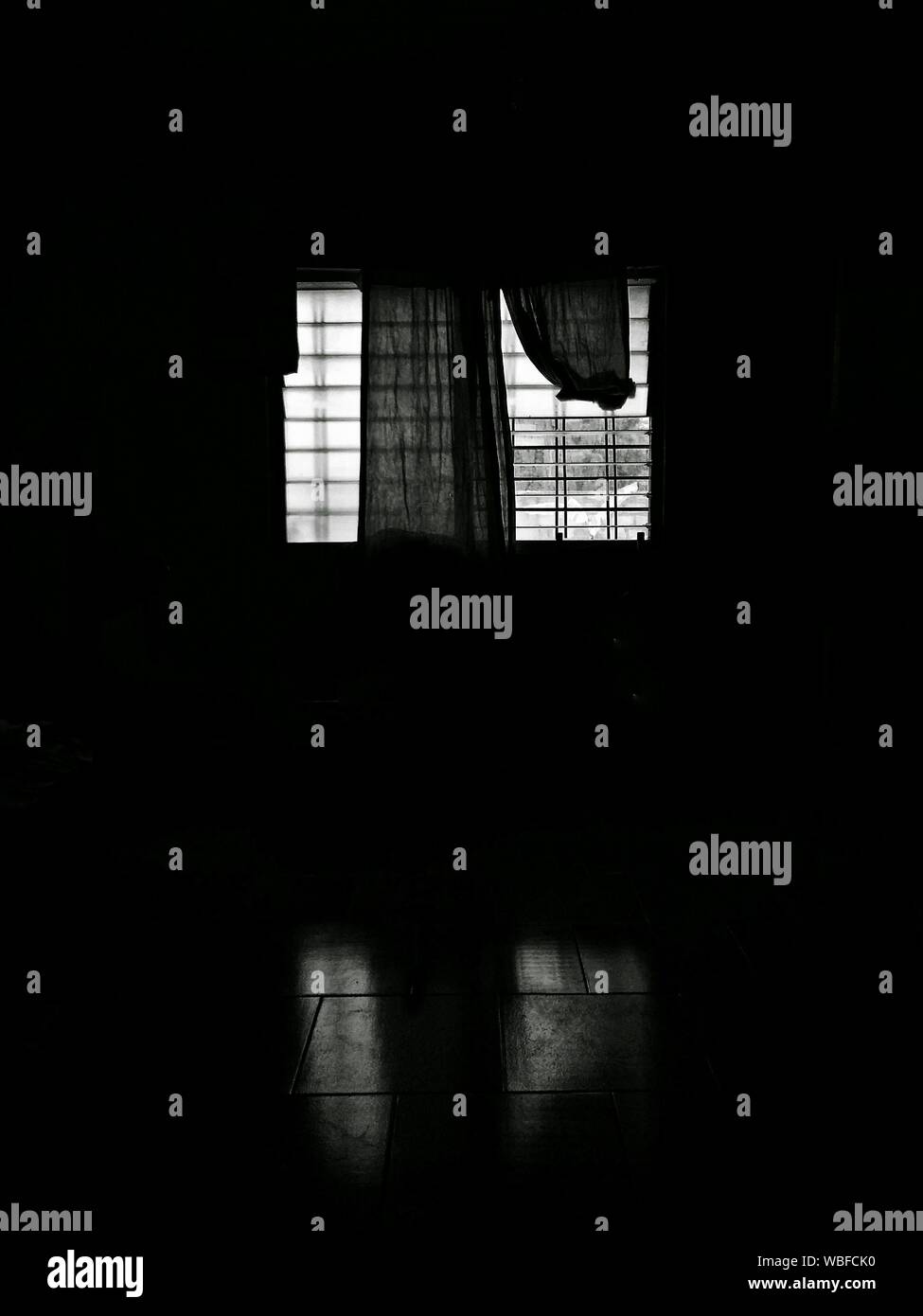 Dunkler Raum Mit Fenster Stockfotos Und Bilder Kaufen Alamy
