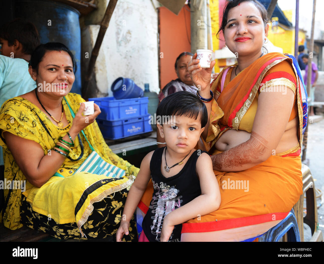 Indische Frauen aus Madhya Pradesh Trinken von Tee in einem kleinen Kaffee-shop in Varanasi, Indien. Stockfoto