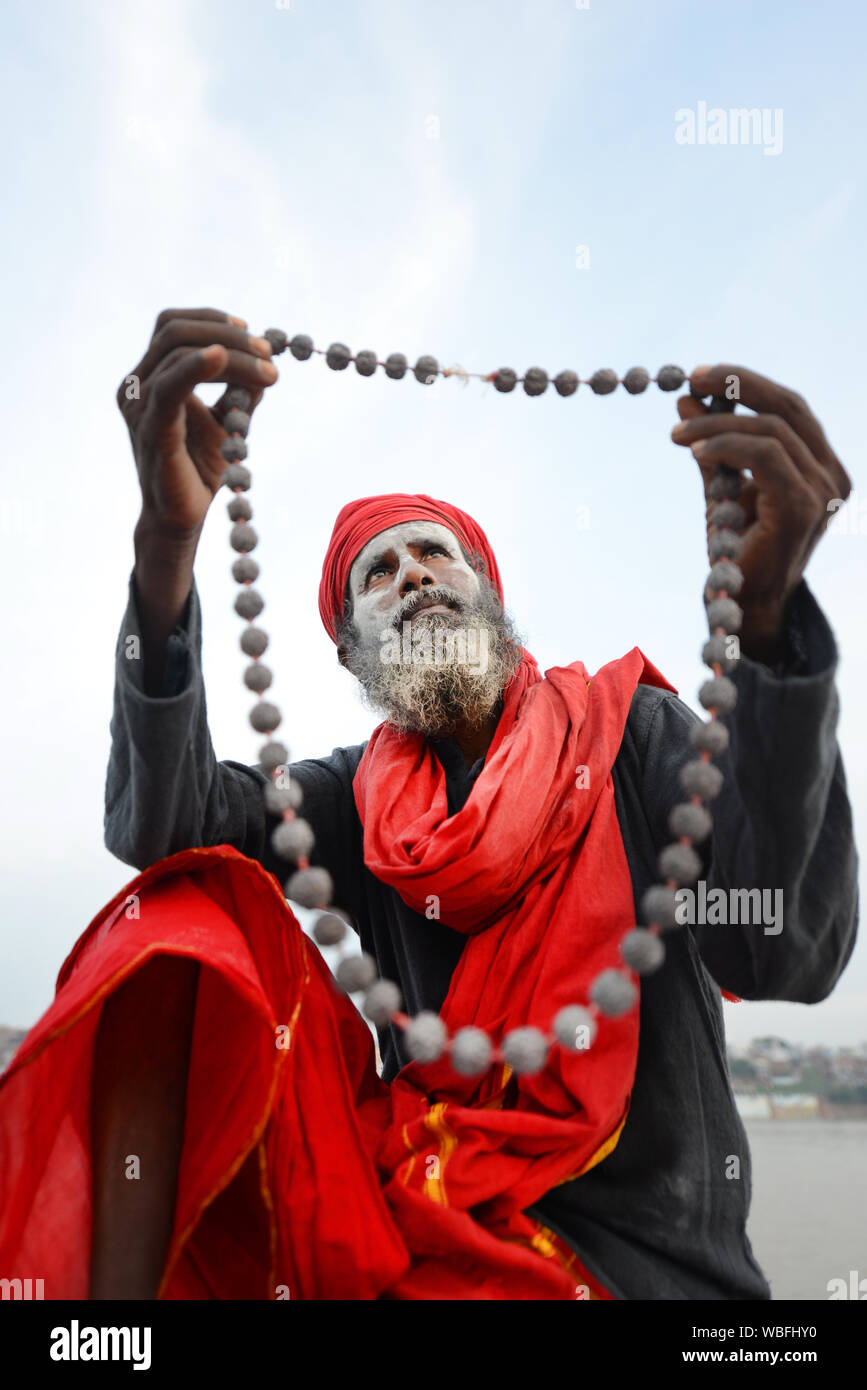 Shaiva sadhu seine Rudraksha Perlen Halskette Holding. Stockfoto