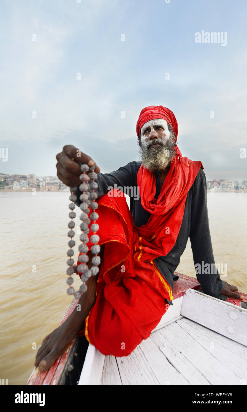 Shaiva sadhu seine Rudraksha Perlen Halskette Holding. Stockfoto