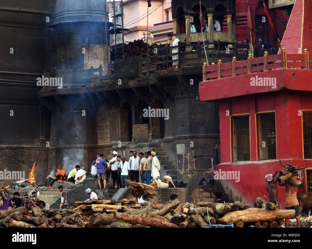 Die Verbrennungen am Manikarnika Ghat in Varanasi, Indien. Stockfoto