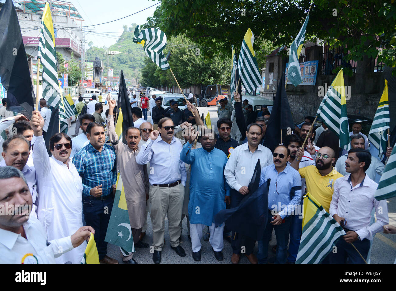 Muzaffarabad, Pakistan. 24 Aug, 2019. Journalisten Gemeinschaft kamen aus der ganzen Pakistan shout Slogans, wie Sie eine Kundgebung Solidarität mit kaschmirischen Volkes zu zeigen, die Polizei stand alarmieren Sie die Demonstranten vor dem 7 Kilo-meter Chakoti Grenze in Azad Jammu Kashmir gestoppt. (Foto von Rana Sajid Hussain/Pacific Press) Quelle: Pacific Press Agency/Alamy leben Nachrichten Stockfoto