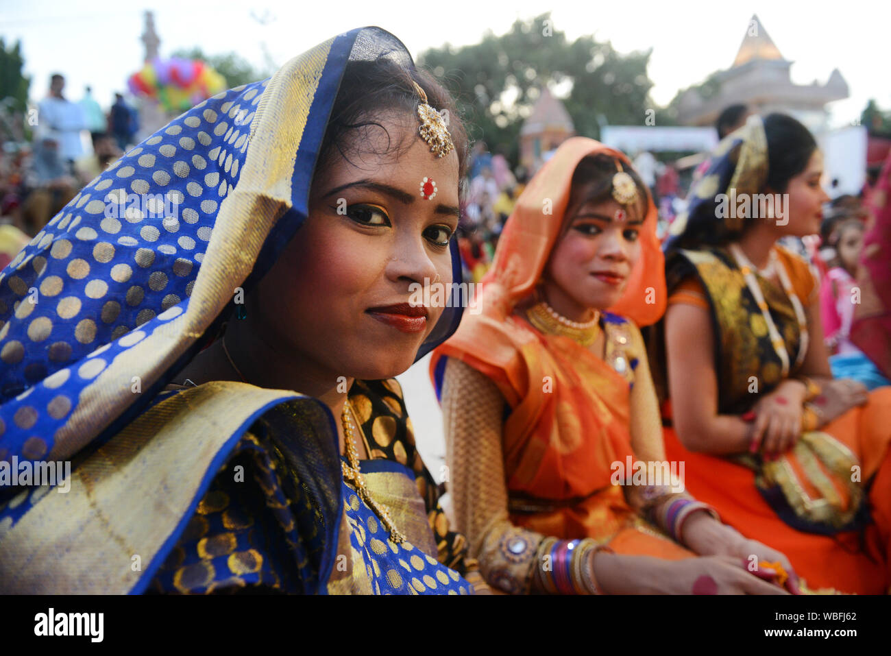 Indische Tänzer tragen traditionelle Sari mit dem Seedha pallu drapieren. Stockfoto