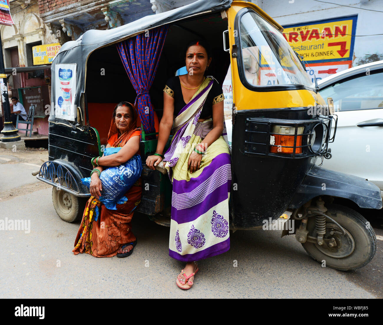 Indische Frauen sitzen auf eine Auto-rikscha. Stockfoto